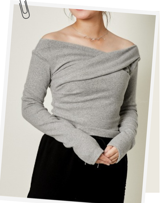 🇯🇵日本 ♥Collar-bone-revealing x loose-fitting, draped asymmetrical top
♥ 鎖骨感 x 寬鬆垂墜的不對稱上衣 / 一件展現你腰線的單品
🔎 ɪᴛᴇᴍ ɴᴏ:SS-JS13730296