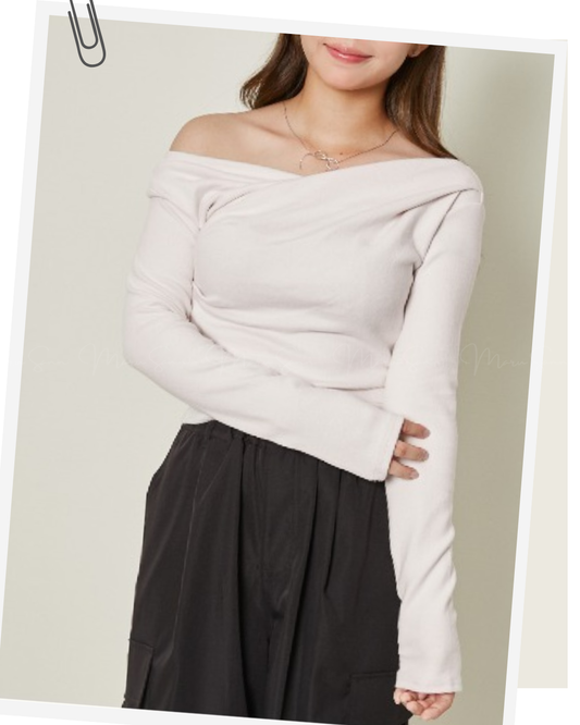 🇯🇵日本 ♥Collar-bone-revealing x loose-fitting, draped asymmetrical top
♥ 鎖骨感 x 寬鬆垂墜的不對稱上衣 / 一件展現你腰線的單品

🔎 ɪᴛᴇᴍ ɴᴏ：SS-JS13730296