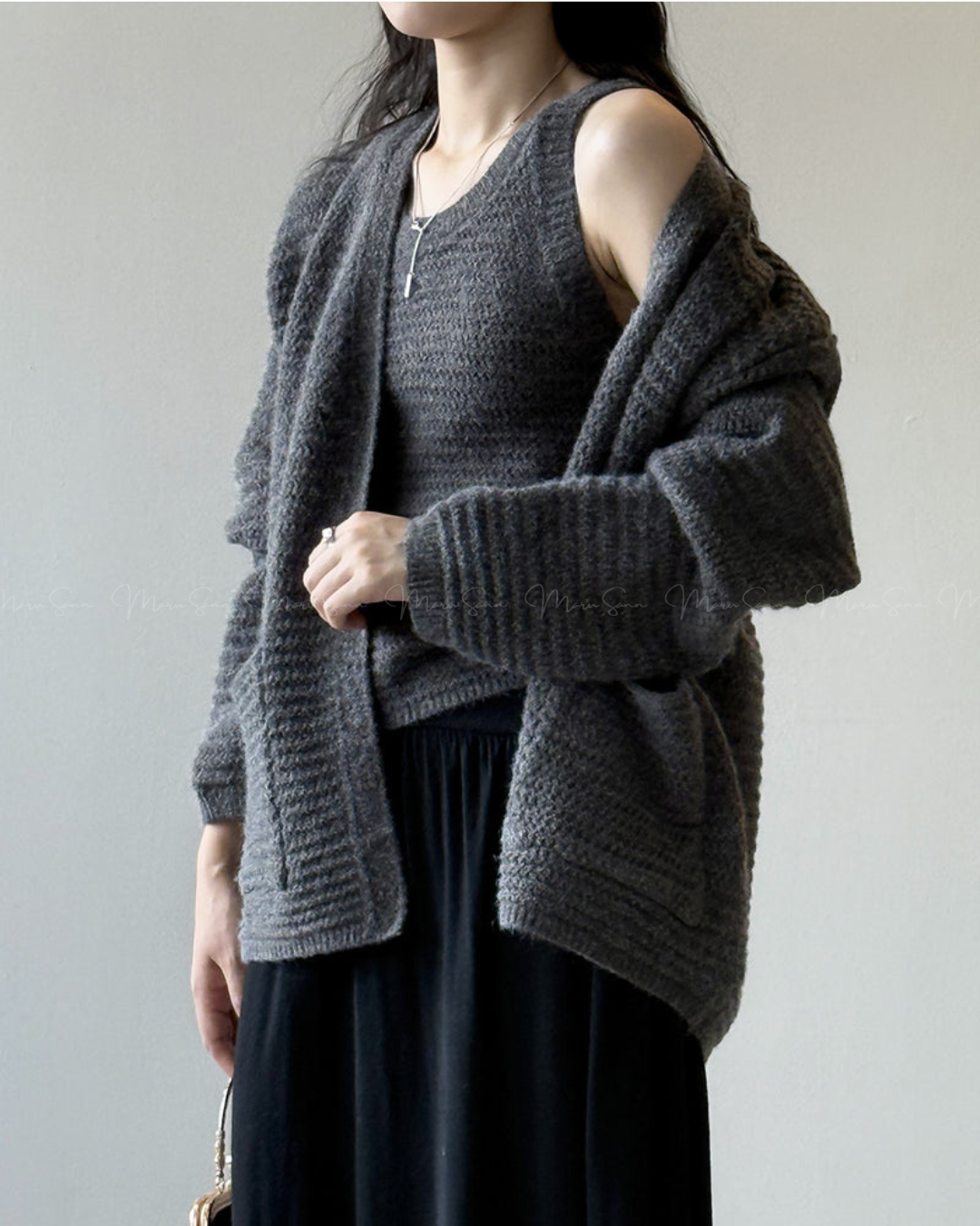 🇰🇷KOREA
♥ V領針織吊帶背心+寬鬆外套-兩件式套裝
V-neck knitted camisole + loose jacket - two-piece set SS-KSS98926522