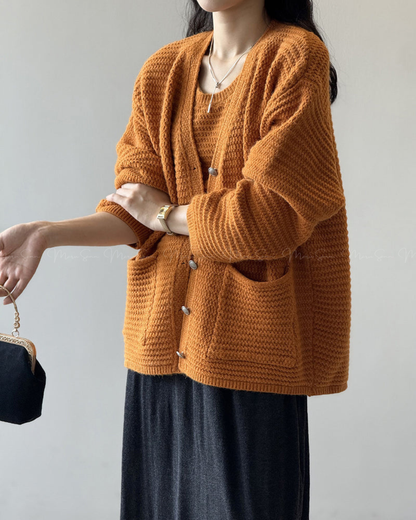 🇰🇷KOREA
♥ V領針織吊帶背心+寬鬆外套-兩件式套裝
V-neck knitted camisole + loose jacket - two-piece set SS-KSS98926522